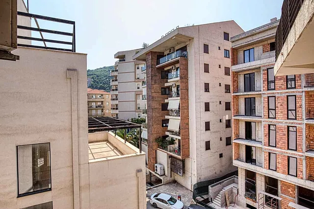 One-bedroom apartment in central Budva, 40 m² — photo 15